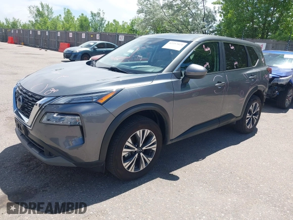 2023 Nissan Rogue SV z VIN 5N1BT3BA1PC838372, wystawiony jako IAAI lot #42257021 z przebiegiem 49 971 mil mil oraz . Historia ofert i sprzedaży dostępna na DreamBid. Obrazek 2.