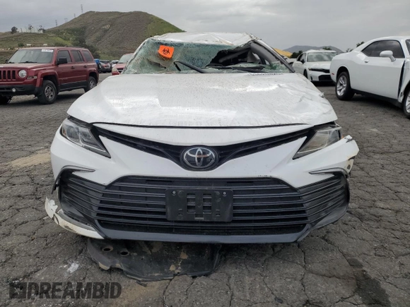 2024 Toyota Camry LE z VIN 4T1C11AKXRU899984, wystawiony jako Copart lot #53620825 z przebiegiem 35 548 mil mil oraz Nie do naprawy • Non repairable. Historia ofert i sprzedaży dostępna na DreamBid. Obrazek 5.