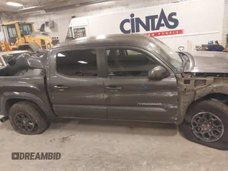 2017 Toyota Tacoma SR5 z VIN 5TFAZ5CN3HX037707, wystawiony jako IAAI lot #41299402 z przebiegiem 82 399 mil mil oraz . Historia ofert i sprzedaży dostępna na DreamBid. Obrazek 13.