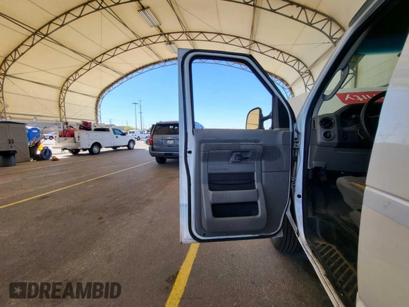 2009 Ford Econoline Cargo z VIN 1FTNE24L39DA13631, wystawiony jako IAAI lot #42563186 z przebiegiem 140 603 mil mil oraz . Historia ofert i sprzedaży dostępna na DreamBid. Obrazek 41.