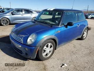 2006 MINI Hardtop z VIN WMWRC33566TJ79138, wystawiony jako Copart lot #49015335 z przebiegiem 189 928 mil mil oraz Czysty tytuł • Clean title. Historia ofert i sprzedaży dostępna na DreamBid. Obrazek 1.
