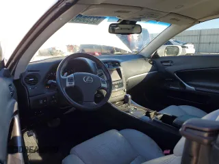 2013 Lexus IS 250 C z VIN JTHFF2C24D2527923, wystawiony jako Copart lot #82356464 z przebiegiem 55 593 mil mil oraz Szkoda całkowita • Salvage title. Historia ofert i sprzedaży dostępna na DreamBid. Obrazek 8.