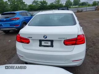 2018 BMW 3 Series 320i xDrive z VIN WBA8E5G5XJNU47665, wystawiony jako IAAI lot #42332838 z przebiegiem 97 821 mil mil oraz . Historia ofert i sprzedaży dostępna na DreamBid. Obrazek 16.