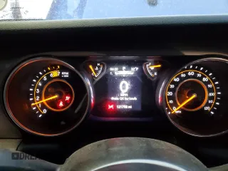 2018 Jeep Wrangler Unlimited Sport z VIN 1C4HJXDN3JW305148, wystawiony jako Copart lot #49808205 z przebiegiem 121 758 mil mil oraz Szkoda całkowita • Salvage title. Historia ofert i sprzedaży dostępna na DreamBid. Obrazek 9.