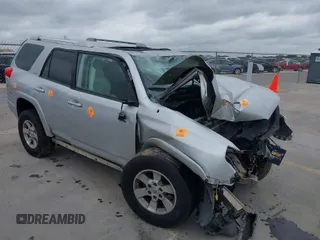 2010 Toyota 4Runner SR5 z VIN JTEZU5JR9A5011357, wystawiony jako IAAI lot #41514810 z przebiegiem Nie podano mil oraz . Historia ofert i sprzedaży dostępna na DreamBid. Obrazek 1.