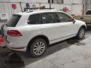 2016 Volkswagen Touareg Sport z VIN WVGEF9BP2GD010630, wystawiony jako IAAI lot #41837326 z przebiegiem 178 640 mil mil oraz . Historia ofert i sprzedaży dostępna na DreamBid. Obrazek 4.