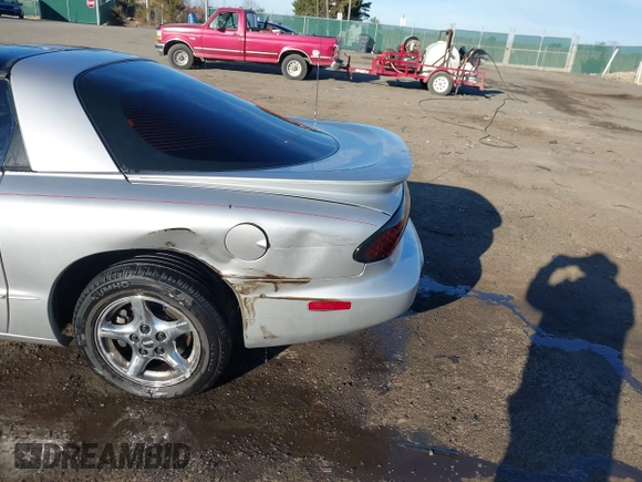 2000 Pontiac Firebird Firebird z VIN 2G2FS22K5Y2161683, wystawiony jako IAAI lot #41690780 z przebiegiem 78 976 mil mil oraz . Historia ofert i sprzedaży dostępna na DreamBid. Obrazek 6.