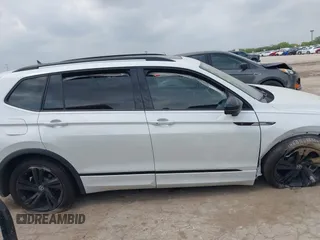 2024 Volkswagen Tiguan SE R-Line Black z VIN 3VVCB7AX3RM111987, wystawiony jako IAAI lot #42148019 z przebiegiem 6 455 mil mil oraz . Historia ofert i sprzedaży dostępna na DreamBid. Obrazek 13.