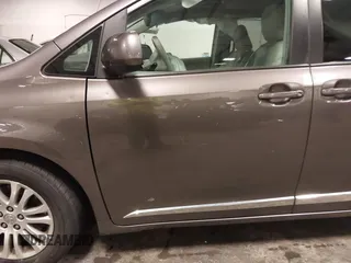 2013 Toyota Sienna XLE AAS z VIN 5TDYK3DC6DS386235, wystawiony jako IAAI lot #42191706 z przebiegiem 144 328 mil mil oraz . Historia ofert i sprzedaży dostępna na DreamBid. Obrazek 20.