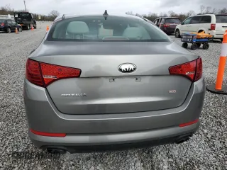 2013 Kia Optima LX z VIN 5XXGM4A70DG251868, wystawiony jako Copart lot #52921925 z przebiegiem 114 318 mil mil oraz Szkody całkowita. Historia ofert i sprzedaży dostępna na DreamBid. Obrazek 6.