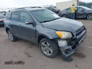 2011 Toyota RAV4 Sport z VIN JTMRF4DV1B5045716, wystawiony jako IAAI lot #42073546 z przebiegiem 200 598 mil mil oraz . Historia ofert i sprzedaży dostępna na DreamBid. Obrazek 1.