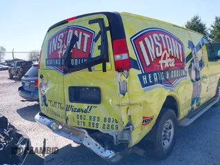 2017 GMC Savana Cargo z VIN 1GTW7AFF8H1906054, wystawiony jako IAAI lot #42131056 z przebiegiem 150 000 mil mil oraz . Historia ofert i sprzedaży dostępna na DreamBid. Obrazek 6.