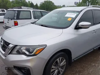 2018 Nissan Pathfinder S z VIN 5N1DR2MN7JC621109, wystawiony jako IAAI lot #42184064 z przebiegiem 135 902 mil mil oraz . Historia ofert i sprzedaży dostępna na DreamBid. Obrazek 6.