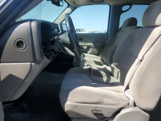 2004 GMC Yukon SLE z VIN 1GKEC13V94R131511, wystawiony jako Copart lot #53184435 z przebiegiem 163 917 mil mil oraz Tytuł czysty. Historia ofert i sprzedaży dostępna na DreamBid. Obrazek 7.