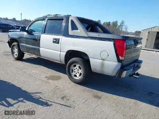 2005 Chevrolet Avalanche Z71 with VIN 3GNEK12ZX5G210052, listed as a IAAI auction lot 41327694 with 145,716 mi miles. Bid and sale history available at carsss.com. Image 3.