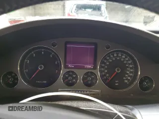 2005 Volkswagen Phaeton V8 z VIN WVWAF63D058000156, wystawiony jako Copart lot #83557884 z przebiegiem 173 284 mil mil oraz Szkody całkowita. Historia ofert i sprzedaży dostępna na DreamBid. Obrazek 9.