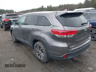 2019 Toyota Highlander SE z VIN 5TDJZRFH0KS584881, wystawiony jako IAAI lot #42016362 z przebiegiem 65 704 mil mil oraz . Historia ofert i sprzedaży dostępna na DreamBid. Obrazek 3.