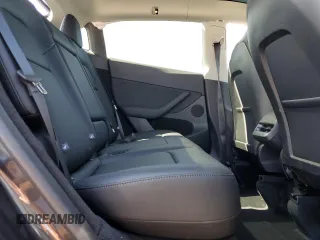 2025 Tesla Model Y Long Range z VIN 7SAYGDED0SF317270, wystawiony jako Copart lot #52387395 z przebiegiem 1 350 mil mil oraz Szkoda całkowita • Salvage title. Historia ofert i sprzedaży dostępna na DreamBid. Obrazek 10.