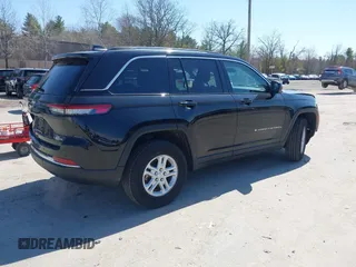 2024 Jeep Grand Cherokee Laredo z VIN 1C4RJHAG3RC697996, wystawiony jako IAAI lot #41973399 z przebiegiem 14 680 mil mil oraz . Historia ofert i sprzedaży dostępna na DreamBid. Obrazek 4.