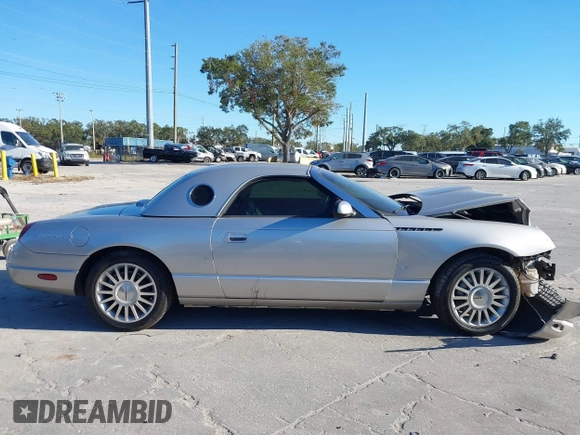 2004 Ford Thunderbird Deluxe z VIN 1FAHP60A84Y100984, wystawiony jako IAAI lot #40978553 z przebiegiem 113 051 mil mil oraz . Historia ofert i sprzedaży dostępna na DreamBid. Obrazek 13.