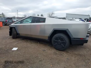 2024 Tesla Cybertruck z VIN 7G2CEHED6RA042416, wystawiony jako IAAI lot #41324245 z przebiegiem 332 mil mil oraz . Historia ofert i sprzedaży dostępna na DreamBid. Obrazek 14.