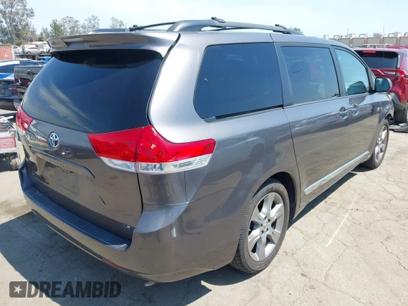 2013 Toyota Sienna LE AAS z VIN 5TDKK3DCXDS328201, wystawiony jako IAAI lot #42773579 z przebiegiem 106 890 mil mil oraz . Historia ofert i sprzedaży dostępna na DreamBid. Obrazek 4.