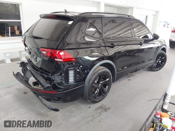 2024 Volkswagen Tiguan SE R-Line Black z VIN 3VVCB7AX4RM106944, wystawiony jako IAAI lot #42121362 z przebiegiem 11 777 mil mil oraz . Historia ofert i sprzedaży dostępna na DreamBid. Obrazek 4.