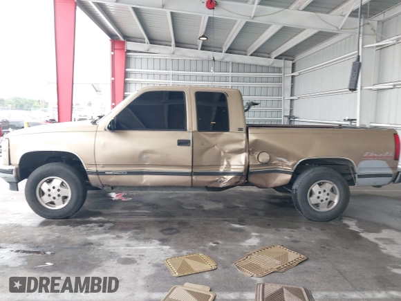 1995 GMC Sierra 1500 z VIN 2GTEK19K1S1535176, wystawiony jako IAAI lot #42243366 z przebiegiem 220 755 mil mil oraz . Historia ofert i sprzedaży dostępna na DreamBid. Obrazek 14.