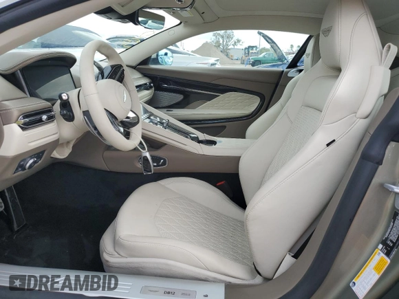 2025 Aston Martin DB12 z VIN SCFRMFFW4SGL15065, wystawiony jako Copart lot #74953394 z przebiegiem Nie podano mil oraz Nie do naprawy. Historia ofert i sprzedaży dostępna na DreamBid. Obrazek 7.