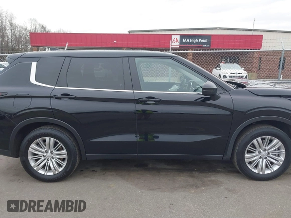 2024 Mitsubishi Outlander ES z VIN JA4J3UA89RZ031760, wystawiony jako IAAI lot #41140604 z przebiegiem 54 640 mil mil oraz . Historia ofert i sprzedaży dostępna na DreamBid. Obrazek 13.