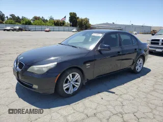 2010 BMW 5 Series 528i xDrive z VIN WBANV1C55AC446095, wystawiony jako Copart lot #62315645 z przebiegiem 141 596 mil mil oraz Czysty tytuł • Clean title. Historia ofert i sprzedaży dostępna na DreamBid. Obrazek 1.