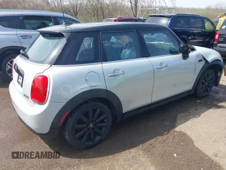 2016 MINI Hardtop 4 Door z VIN WMWXU1C54G2A93779, wystawiony jako IAAI lot #41933339 z przebiegiem 85 000 mil mil oraz . Historia ofert i sprzedaży dostępna na DreamBid. Obrazek 4.