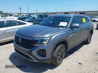2024 Volkswagen Atlas SE z VIN 1V2JE2CA2RC217260, wystawiony jako IAAI lot #42178259 z przebiegiem 30 640 mil mil oraz . Historia ofert i sprzedaży dostępna na DreamBid. Obrazek 2.