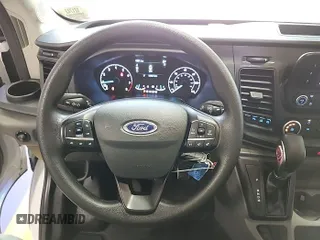 2023 Ford Transit Cargo z VIN 1FTBR1X85PKC00581, wystawiony jako IAAI lot #42900680 z przebiegiem 8 386 mil mil oraz . Historia ofert i sprzedaży dostępna na DreamBid. Obrazek 13.