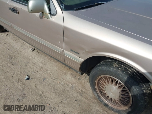 1997 Lincoln Town Car Signature z VIN 1LNLM82W6VY758933, wystawiony jako IAAI lot #42111472 z przebiegiem 156 999 mil mil oraz . Historia ofert i sprzedaży dostępna na DreamBid. Obrazek 6.