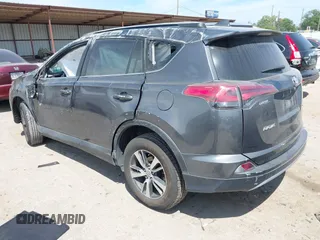 2018 Toyota RAV4 XLE z VIN 2T3WFREV8JW499399, wystawiony jako IAAI lot #42038421 z przebiegiem 77 411 mil mil oraz . Historia ofert i sprzedaży dostępna na DreamBid. Obrazek 3.