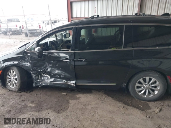 2018 Chrysler Pacifica Touring L z VIN 2C4RC1BG8JR211405, wystawiony jako IAAI lot #42301088 z przebiegiem 92 876 mil mil oraz . Historia ofert i sprzedaży dostępna na DreamBid. Obrazek 14.