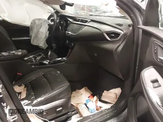 2021 Buick Encore GX Essence z VIN KL4MMGSL6MB099255, wystawiony jako IAAI lot #41613101 z przebiegiem 4 186 mil mil oraz . Historia ofert i sprzedaży dostępna na DreamBid. Obrazek 5.