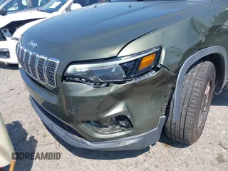 2019 Jeep Cherokee Latitude with VIN 1C4PJLCB9KD109451, listed as a IAAI auction lot 39941419 with 131,236 mi miles. Bid and sale history available at carsss.com. Image 6.