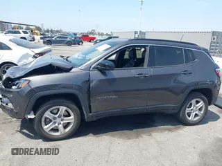 2023 Jeep Compass Latitude z VIN 3C4NJDBN7PT533642, wystawiony jako IAAI lot #42473847 z przebiegiem 34 589 mil mil oraz . Historia ofert i sprzedaży dostępna na DreamBid. Obrazek 13.
