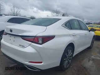 2019 Lexus ES with VIN 58ABZ1B1XKU010853, listed as a IAAI auction lot 42025744 with 42,416 mi miles. Bid and sale history available at carsss.com. Image 4.