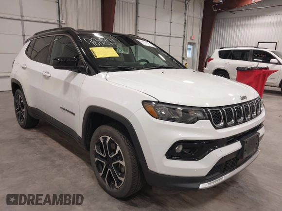 2023 Jeep Compass (RED) Edition z VIN 3C4NJDCN1PT569129, wystawiony jako IAAI lot #42407967 z przebiegiem 22 720 mil mil oraz . Historia ofert i sprzedaży dostępna na DreamBid. Obrazek 1.