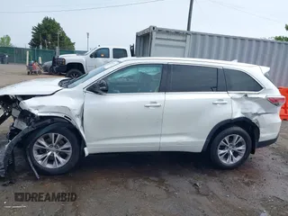 2015 Toyota Highlander XLE z VIN 5TDJKRFH2FS131663, wystawiony jako IAAI lot #42126277 z przebiegiem 108 843 mil mil oraz . Historia ofert i sprzedaży dostępna na DreamBid. Obrazek 15.