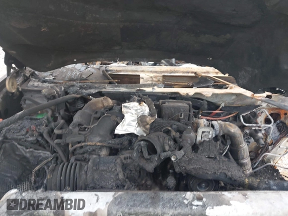 2018 GMC Sierra 2500HD Denali z VIN 1GT12UEY7JF156121, wystawiony jako IAAI lot #42248800 z przebiegiem Nie podano mil oraz . Historia ofert i sprzedaży dostępna na DreamBid. Obrazek 10.