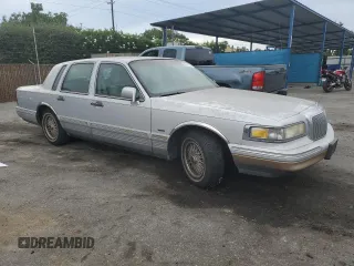 1996 Lincoln Town Car Signature z VIN 1LNLM82W7TY700245, wystawiony jako Copart lot #68186004 z przebiegiem 134 509 mil mil oraz Czysty tytuł • Clean title. Historia ofert i sprzedaży dostępna na DreamBid. Obrazek 4.