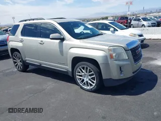 2010 GMC Terrain SLE-2 z VIN 2CTFLEEYXA6335986, wystawiony jako IAAI lot #42081681 z przebiegiem 105 904 mil mil oraz . Historia ofert i sprzedaży dostępna na DreamBid. Obrazek 1.
