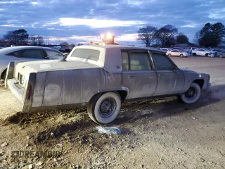 1983 Cadillac Fleetwood z VIN 1G6AB6985D9118799, wystawiony jako Copart lot #45713295 z przebiegiem 5 795 mil mil oraz Czysty tytuł • Clean title. Historia ofert i sprzedaży dostępna na DreamBid. Obrazek 3.