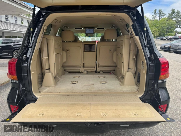 2011 Lexus LX 570 z VIN JTJHY7AX5B4082980, wystawiony jako Copart lot #58658775 z przebiegiem 236 563 mil mil oraz Czysty tytuł • Clean title. Historia ofert i sprzedaży dostępna na DreamBid. Obrazek 9.
