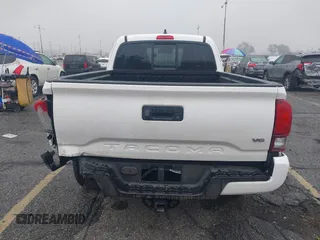 2023 Toyota Tacoma SR z VIN 3TYRZ5CN1PT037202, wystawiony jako IAAI lot #41896502 z przebiegiem 45 568 mil mil oraz . Historia ofert i sprzedaży dostępna na DreamBid. Obrazek 16.