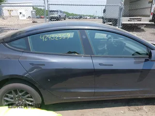 2025 Tesla Model 3 Long Range z VIN 5YJ3E1EBXSF890929, wystawiony jako IAAI lot #42452359 z przebiegiem 2 469 mil mil oraz . Historia ofert i sprzedaży dostępna na DreamBid. Obrazek 13.